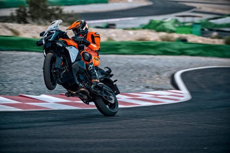 ktm-1390-sa-evo-5 empinando