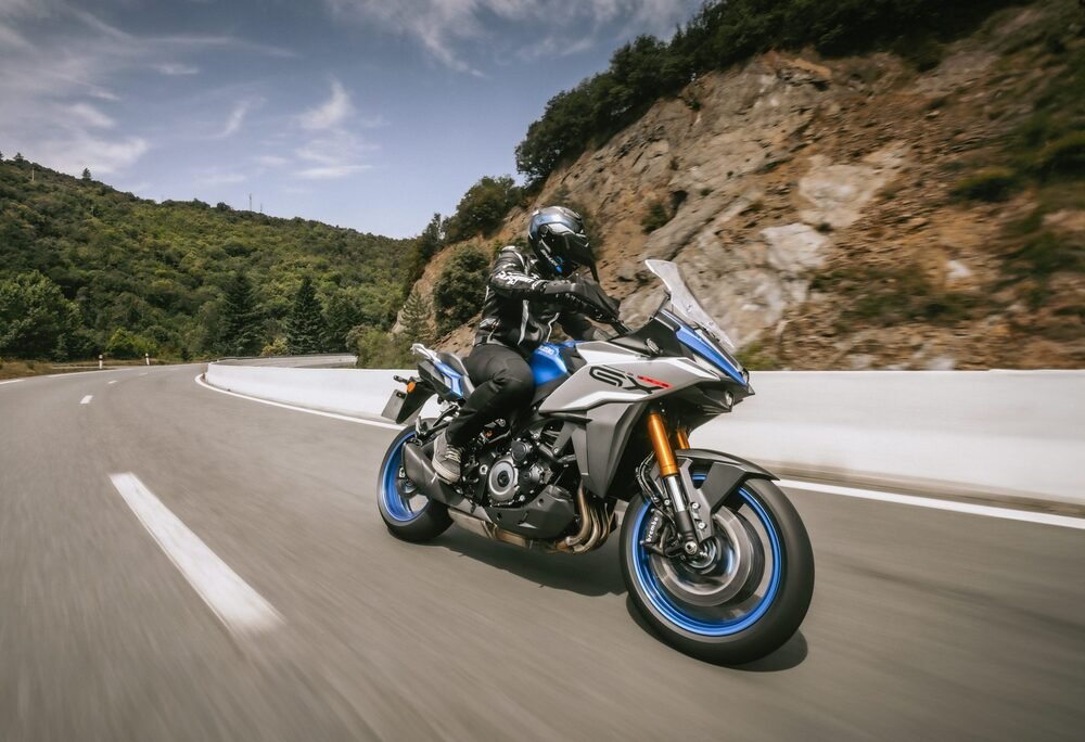 suzuki-gsx-s1000gx-e-gsx-8r-confirmadas-para-o-brasil-em-2025