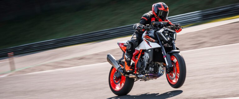 a naked laranja fica ainda mais 'ready to race' 46 KTM-990-DUKE-R-ACTION4_#SALL_#AEPI_#V1