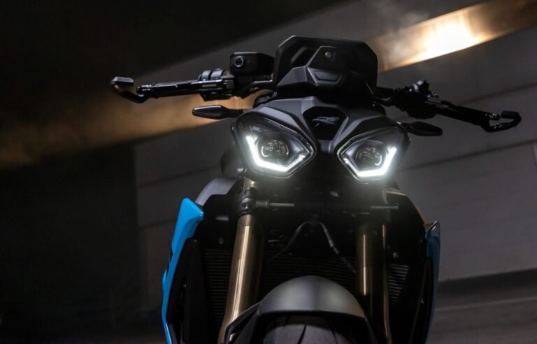 BMW aprimora padrões para linha 2025 da hypernaked S 1000 R