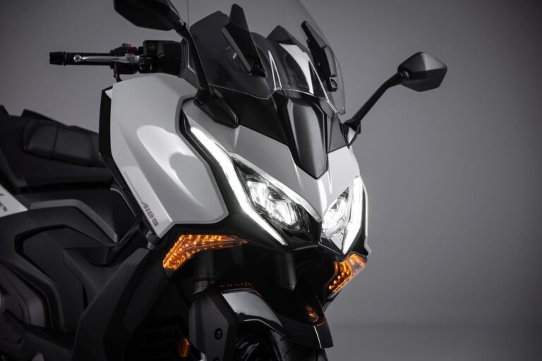 EICMA 2024 mostra scooters elétricos e premium 10 Kymco-AK575-Premium-1