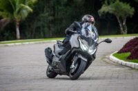 imagem frontal do maxi scooter Kymco AK550 Premium - foto: Gustavo Epifanio