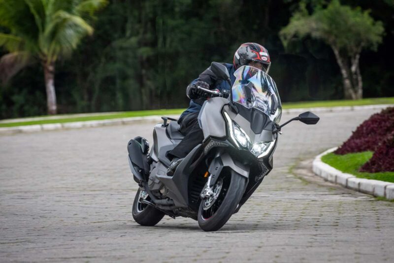 imagem frontal do maxi scooter Kymco AK550 Premium - foto: Gustavo Epifanio