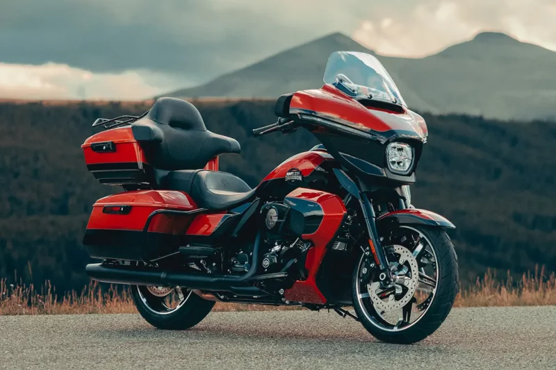 Street Glide Ultra 2025: ganhando o encosto do garupa e baú anexado