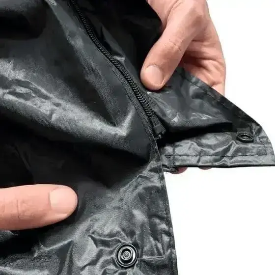 Close-up do casaco com fundo branco neutro, que destaca o produto.