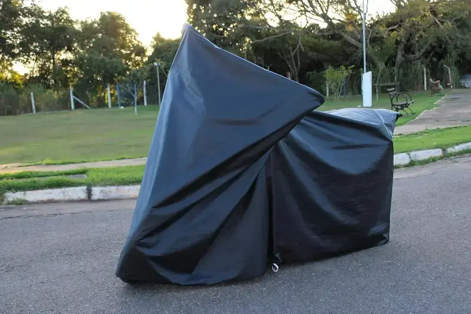 Imagem lateral de motocicletas com fundo externo com gramado e árvores. Imagem lateral de motocicletas com fundo externo com gramado e árvores.