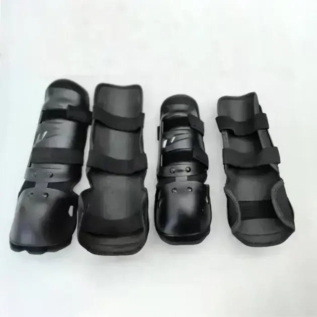 Protetores com visão frontal, em fundo claro e neutro, possibilitando foco total.