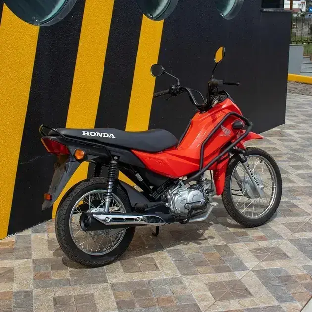 Motocicleta lateral com fundo amarelo e listras pretas, proporcionando um contraste vibrante.