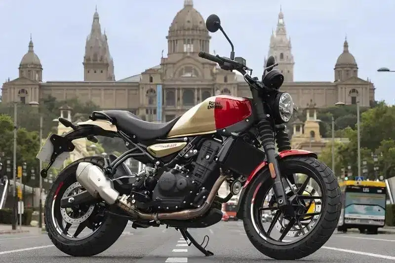 Royal Enfield Guerrilla 450 enfrenta Triumph Speed 400 em comparação de motos