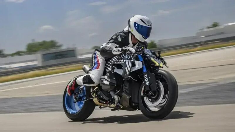 BMW apresenta versão extrema da R 1300 R com nitro para provas de arrancada