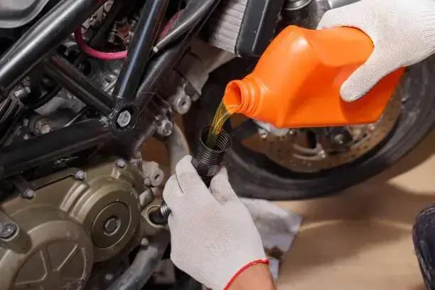 Como Trocar o Óleo da Suspensão da Moto de Forma Segura e Prática