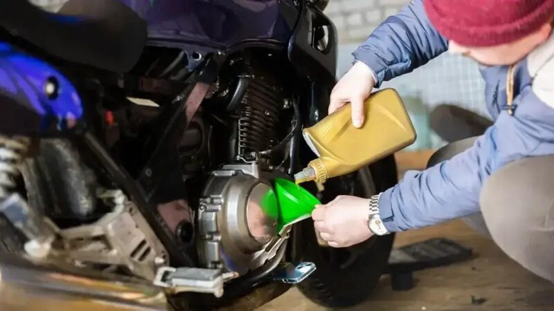 Quando trocar o óleo da moto? Veja dicas importantes
