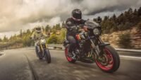Suzuki lança motos retrô com motor de 800cc e design clássico
