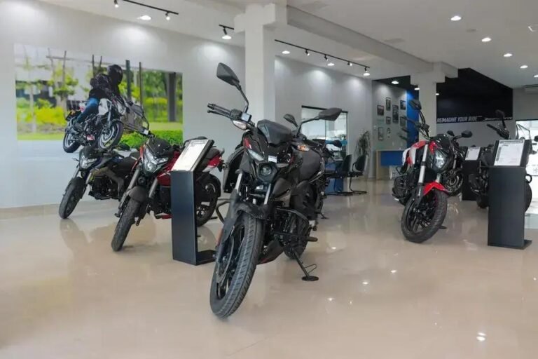 Inauguração de concessionária da Bajaj em Osasco atrai motociclistas