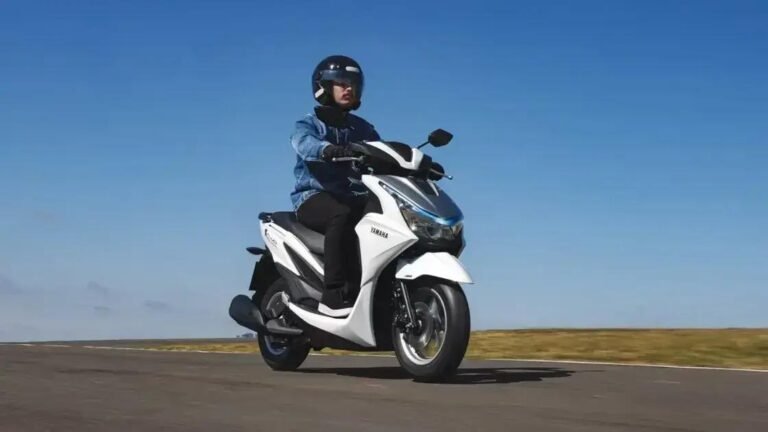 Yamaha lança scooter híbrida Fluo 125 2026 com conectividade e economia