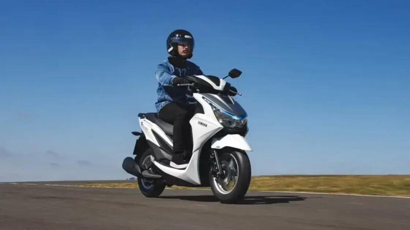 Yamaha lança scooter híbrida Fluo 125 2026 com conectividade e economia