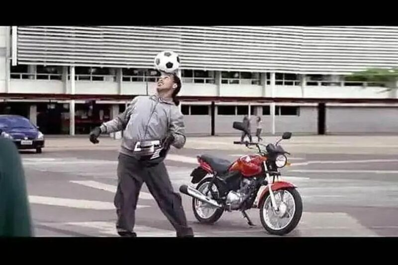 3 comerciais de motos que surpreendem pelo humor e criatividade