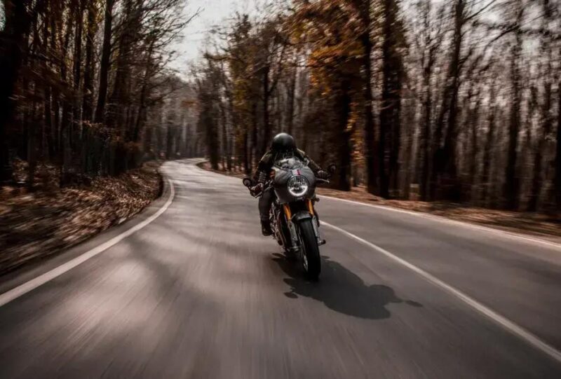 Andar de moto é o novo Mindfulness? Estudo revela benefícios para o cérebro