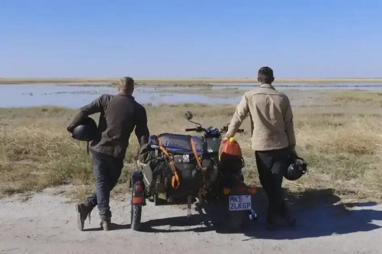 Dupla de brasileiros desafia a África com motos com sidecar!