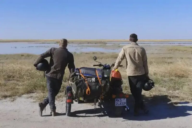 Dupla de brasileiros desafia a África com motos com sidecar!