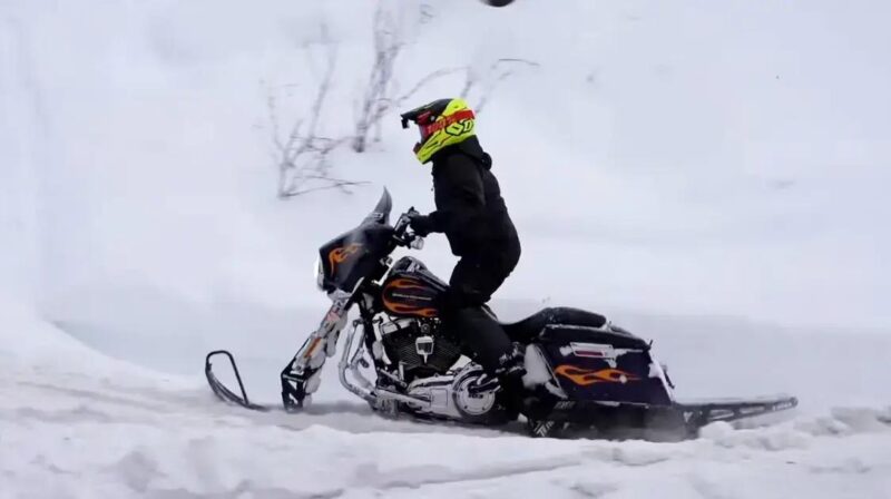 Harley-Davidson vira snow bike e surpreende nas trilhas de montanha