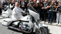 Moto autografada por Papa Leão XIV irá a leilão beneficiando caridade