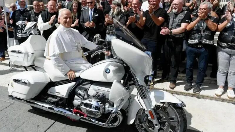 Moto autografada por Papa Leão XIV irá a leilão beneficiando caridade