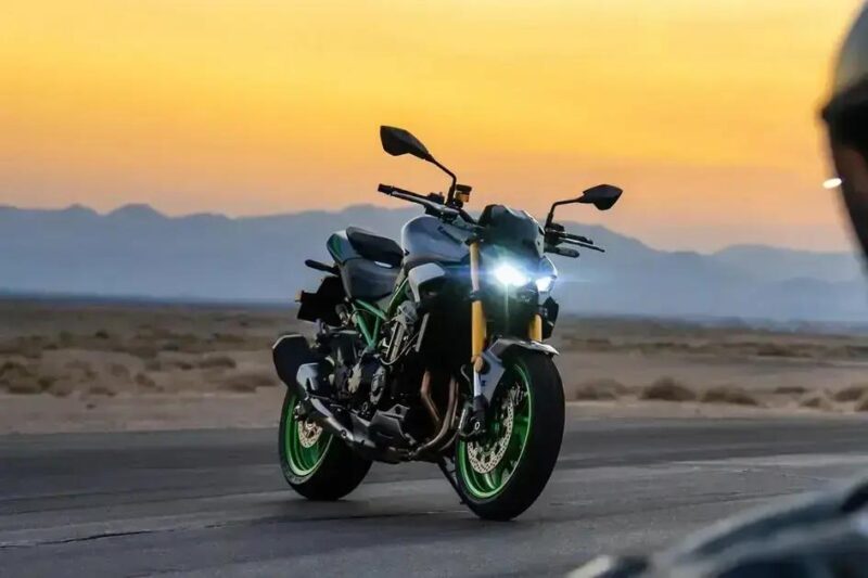 Motocicleta Kawasaki Z900 lidera vendas de alta cilindrada em 2025