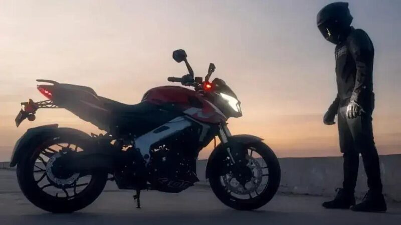 Nova Bajaj Dominar NS 400Z prepara lançamento no Brasil em 2025