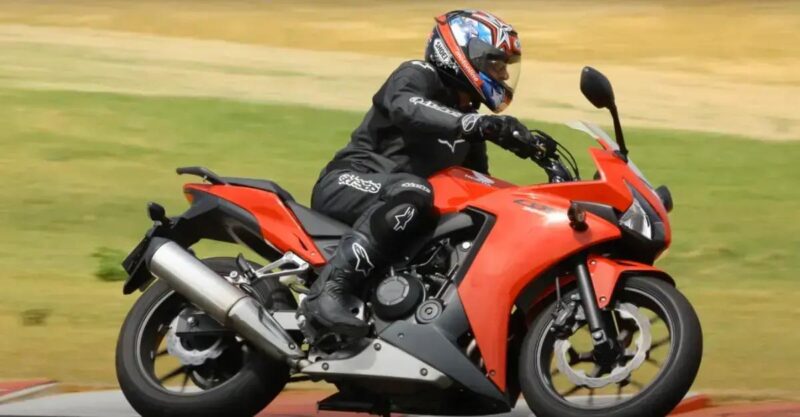 Relembre o teste da Honda CBR 500R, ícone de desempenho e estilo