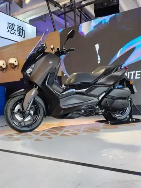 Yamaha XMax 300 supera BMW e Maxsym em pontos-chave