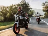 Ducati Monster 2026 traz motor V2 de 890cc e tecnologia avançada