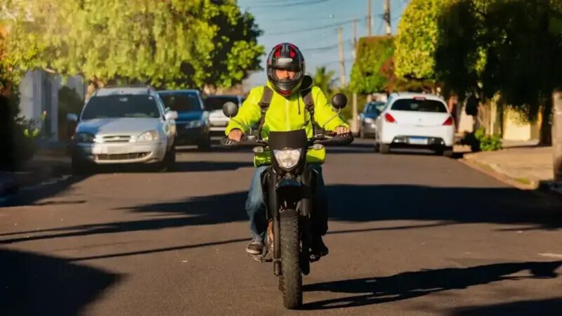 Ganham mais, mas vivem pior: o paradoxo dos entregadores de aplicativo Ganham mais, mas vivem pior: o paradoxo dos entregadores de aplicativo