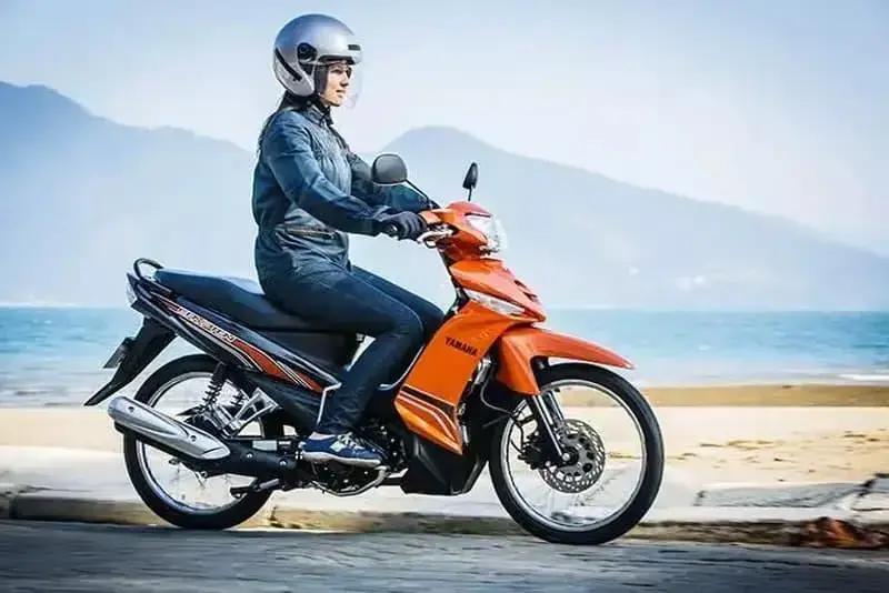 Honda Biz enfrenta concorrência de marcas que tentaram vencer a líder