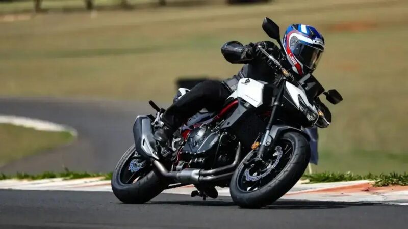 Honda Hornet 750 retorna ao Brasil com motor bicilíndrico e preço competitivo