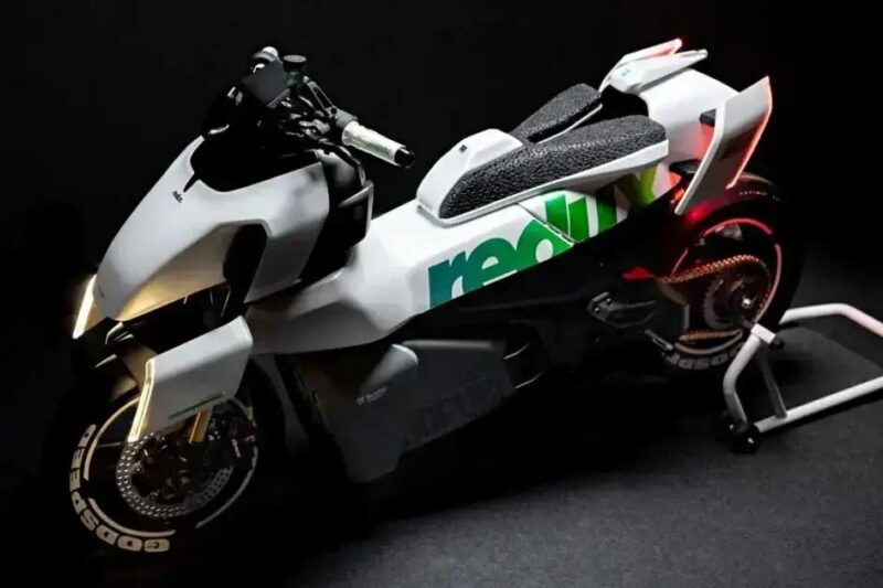 Inovador scooter transforma-se em movimento, mudando de forma ao pilotar