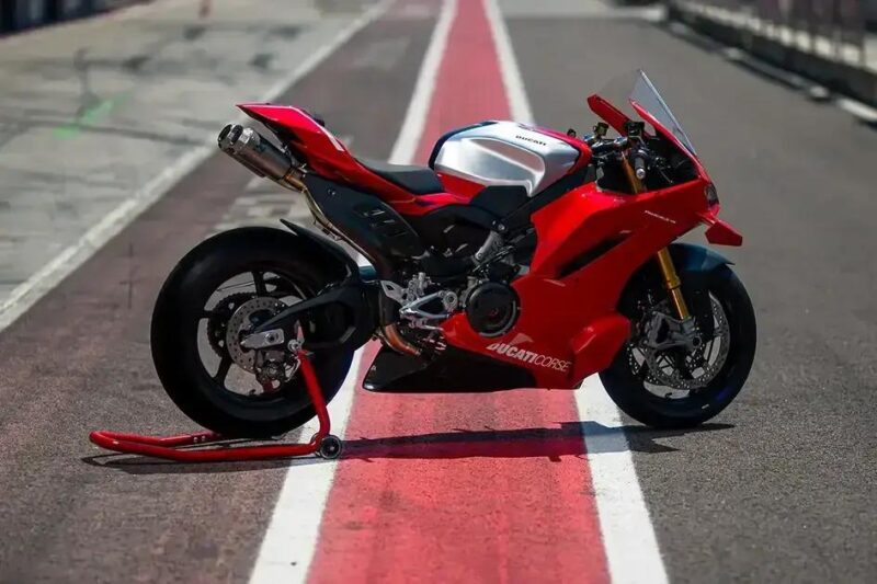 Nova Ducati Panigale V4 R 2026: velocidade e potência comparáveis a Porsche 911