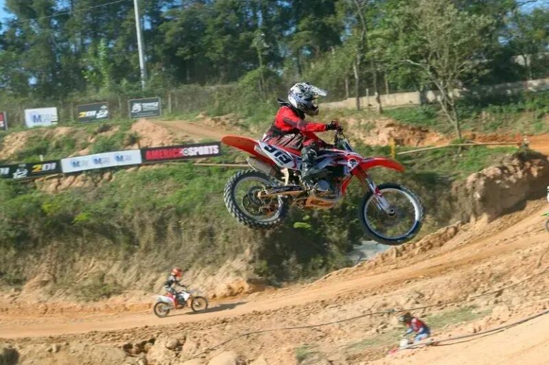 Piloto de 80 Anos Mostra que Paixão por Motos Não Tem Idade