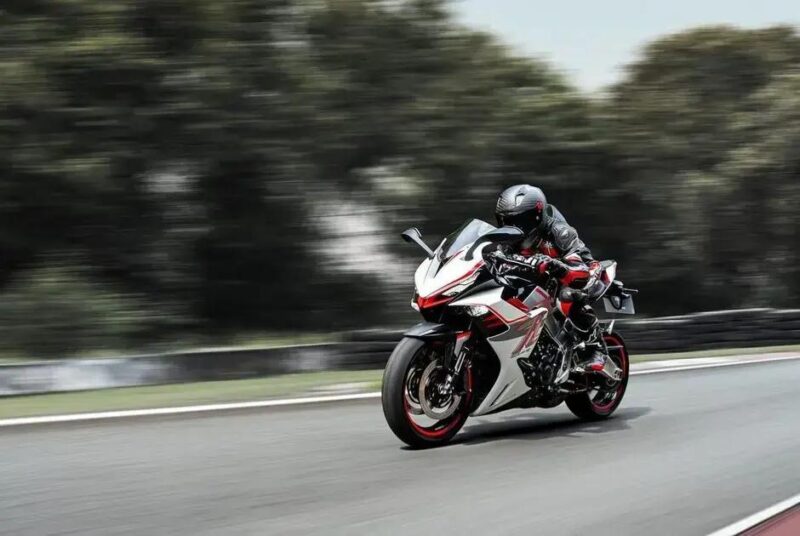 Zontes lança esportiva de 3 cilindros com preço competitivo e tecnologia avançada Zontes lança esportiva de 3 cilindros com preço competitivo e tecnologia avançada