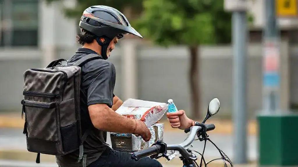 Dicas para motoboys e entregadores minimizarem riscos com alimentos
