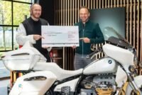Moto BMW do Papa valoriza 4 vezes e arrecada em leilão beneficente