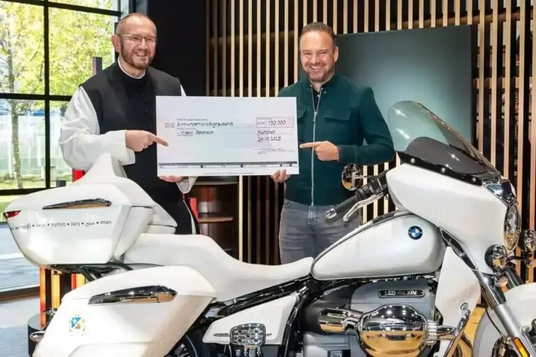 Moto BMW do Papa valoriza 4 vezes e arrecada em leilão beneficente