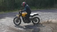 Triumph Scrambler 400XC chega ao Brasil por R$37.990