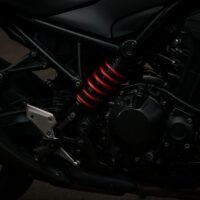 Como ajustar a suspensão traseira da Kawasaki Z900 para conforto e desempenho