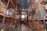 Bajaj fortalece pós-venda com centro de peças no Brasil